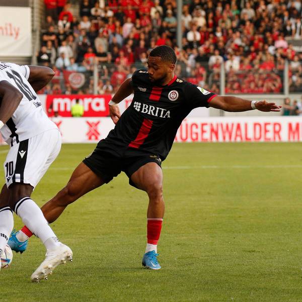 Brooklyn Kevin Ezeh vom SV Wehen Wiesbaden in Aktion.