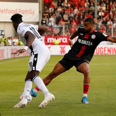 Brooklyn Kevin Ezeh vom SV Wehen Wiesbaden in Aktion.