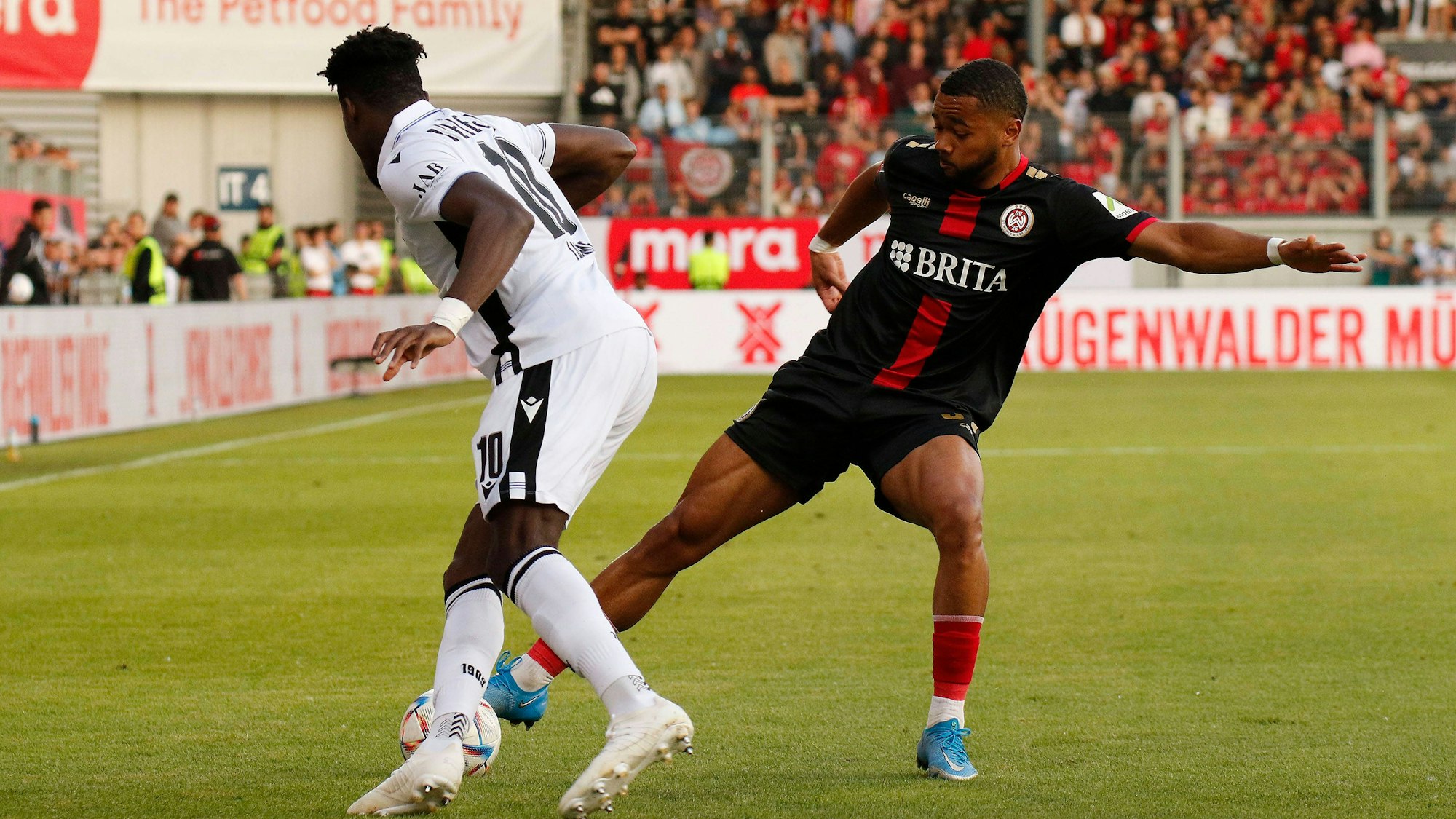 Brooklyn Kevin Ezeh vom SV Wehen Wiesbaden in Aktion.