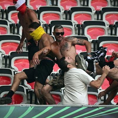 Der vermummte Ultra-Anhänger des 1. FC Köln bei seinem Tritt im Nizza-Stadion.