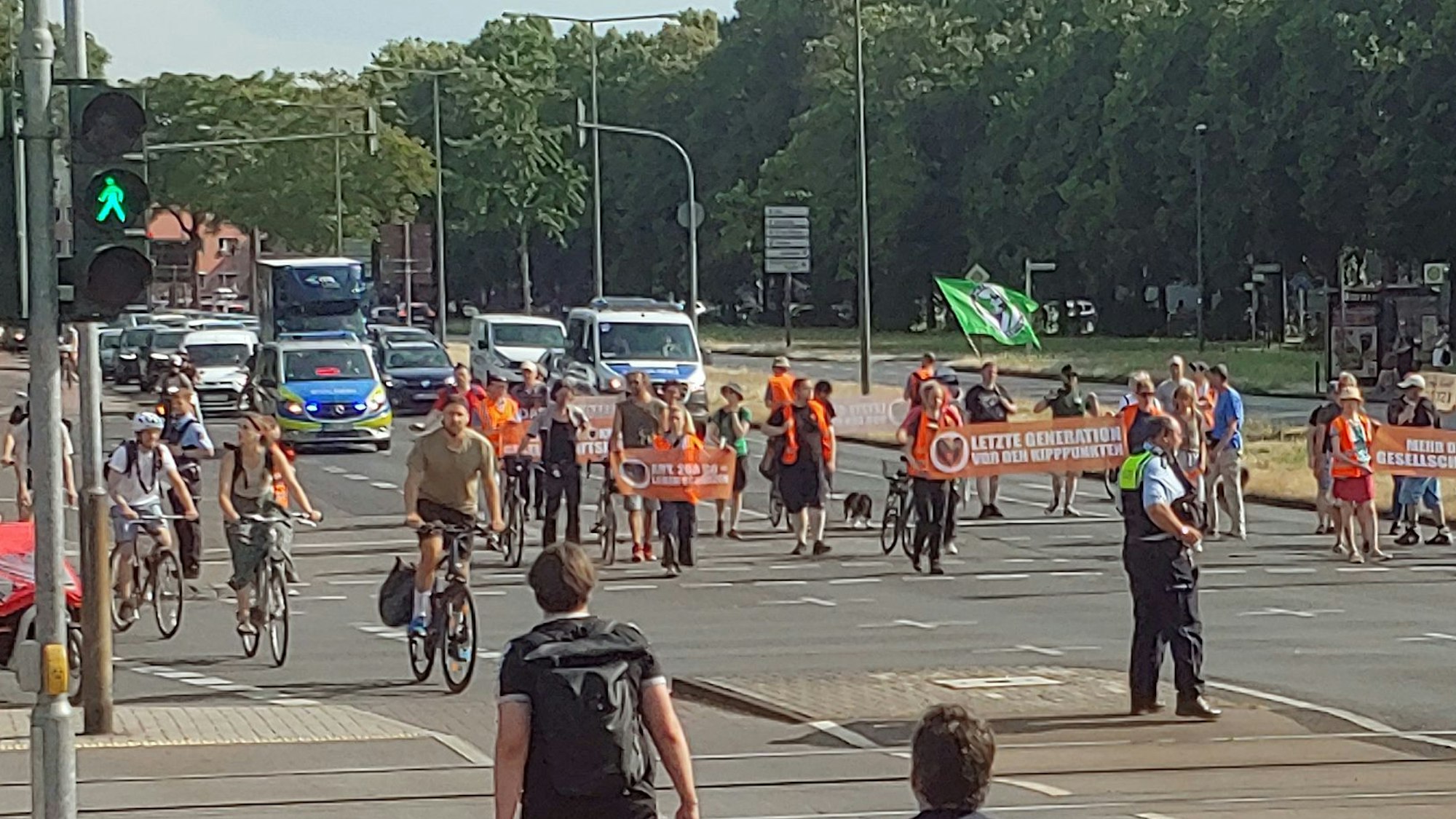 Rund 50 Menschen nahmen an dem Protestmarsch teil.