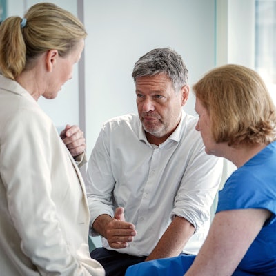 Robert Habeck (Bündnis 90/Die Grünen), Bundesminister für Wirtschaft und Klimaschutz, und Lisa Paus (Bündnis 90/Die Grünen), Bundesministerin für Familie, Senioren, Frauen und Jugend, nehmen an der Sitzung des Bundeskabinetts im Bundeskanzleramt teil. Foto: Kay Nietfeld/dpa +++ dpa-Bildfunk +++