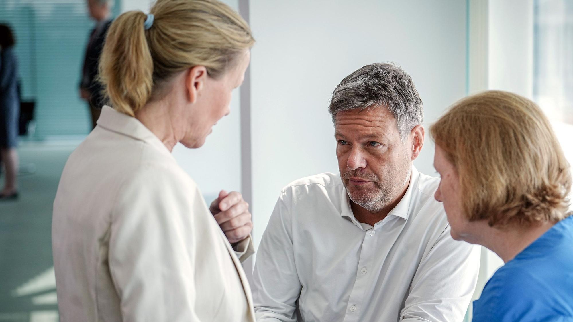 Robert Habeck (Bündnis 90/Die Grünen), Bundesminister für Wirtschaft und Klimaschutz, und Lisa Paus (Bündnis 90/Die Grünen), Bundesministerin für Familie, Senioren, Frauen und Jugend, nehmen an der Sitzung des Bundeskabinetts im Bundeskanzleramt teil. Foto: Kay Nietfeld/dpa +++ dpa-Bildfunk +++