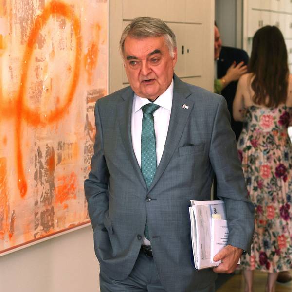 Das Thema Clankriminalität hat unterdessen auch Bundesinnenministerin Nancy Faeser (SPD) auf den Plan gerufen.Herbert Reul (CDU), Innenminister von Nordrhein-Westfalen, kommt zu einer Sondersitzung des Innenausschusses des nordrhein-westfälischen Landtags. Er trägt einen grauen Anzug und eine grüne Krawatte auf weißem Hemd. Unter dem Arm einen dicken Stapel Unterlagen.