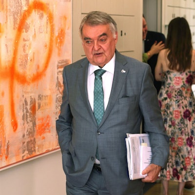 Das Thema Clankriminalität hat unterdessen auch Bundesinnenministerin Nancy Faeser (SPD) auf den Plan gerufen.Herbert Reul (CDU), Innenminister von Nordrhein-Westfalen, kommt zu einer Sondersitzung des Innenausschusses des nordrhein-westfälischen Landtags. Er trägt einen grauen Anzug und eine grüne Krawatte auf weißem Hemd. Unter dem Arm einen dicken Stapel Unterlagen.