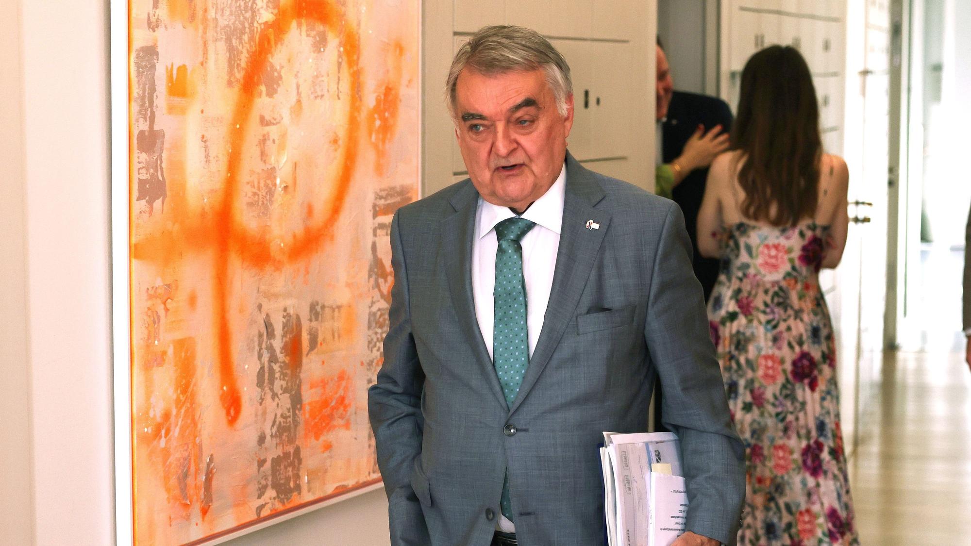 Das Thema Clankriminalität hat unterdessen auch Bundesinnenministerin Nancy Faeser (SPD) auf den Plan gerufen.Herbert Reul (CDU), Innenminister von Nordrhein-Westfalen, kommt zu einer Sondersitzung des Innenausschusses des nordrhein-westfälischen Landtags. Er trägt einen grauen Anzug und eine grüne Krawatte auf weißem Hemd. Unter dem Arm einen dicken Stapel Unterlagen.