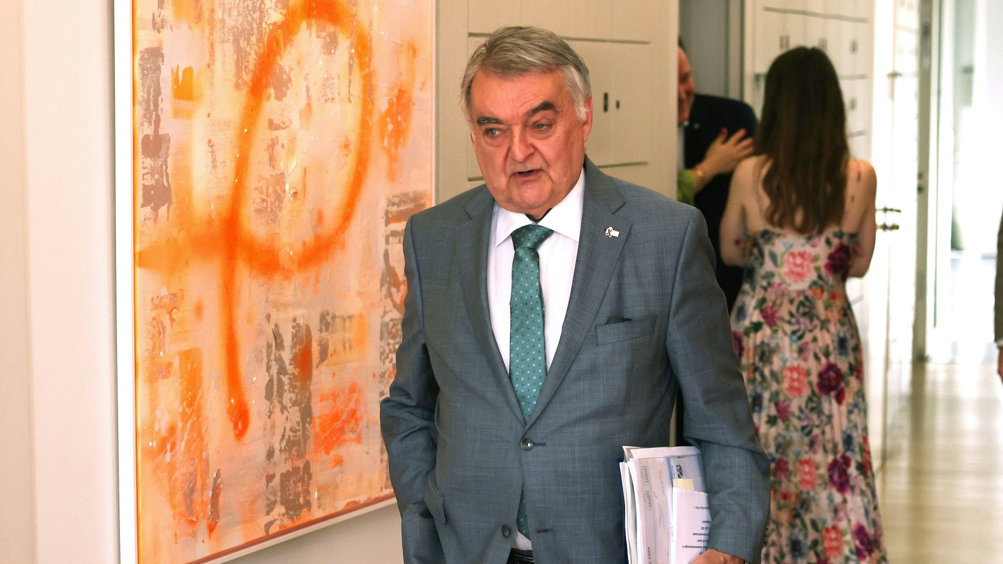 Das Thema Clankriminalität hat unterdessen auch Bundesinnenministerin Nancy Faeser (SPD) auf den Plan gerufen.Herbert Reul (CDU), Innenminister von Nordrhein-Westfalen, kommt zu einer Sondersitzung des Innenausschusses des nordrhein-westfälischen Landtags. Er trägt einen grauen Anzug und eine grüne Krawatte auf weißem Hemd. Unter dem Arm einen dicken Stapel Unterlagen.