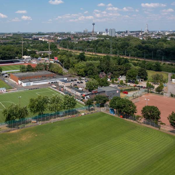 09.06.2023, Köln: Der Jean-Löring-Sportpark in Zollstock. Der Verein Fortuna Köln kritisiert den Zustand der teilweisen Sportanlage. Fortuna ist der Hauptnutzer der Fußballplätze. Foto: Uwe Weiser