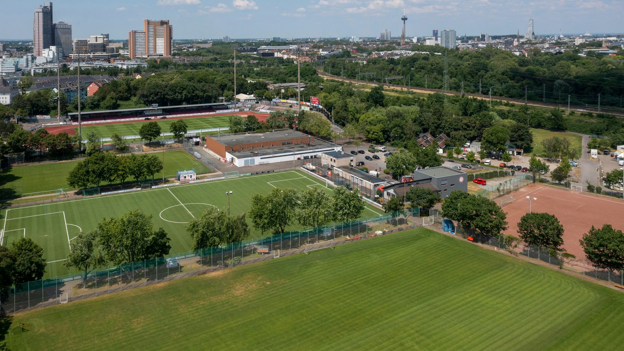 09.06.2023, Köln: Der Jean-Löring-Sportpark in Zollstock. Der Verein Fortuna Köln kritisiert den Zustand der teilweisen Sportanlage. Fortuna ist der Hauptnutzer der Fußballplätze. Foto: Uwe Weiser