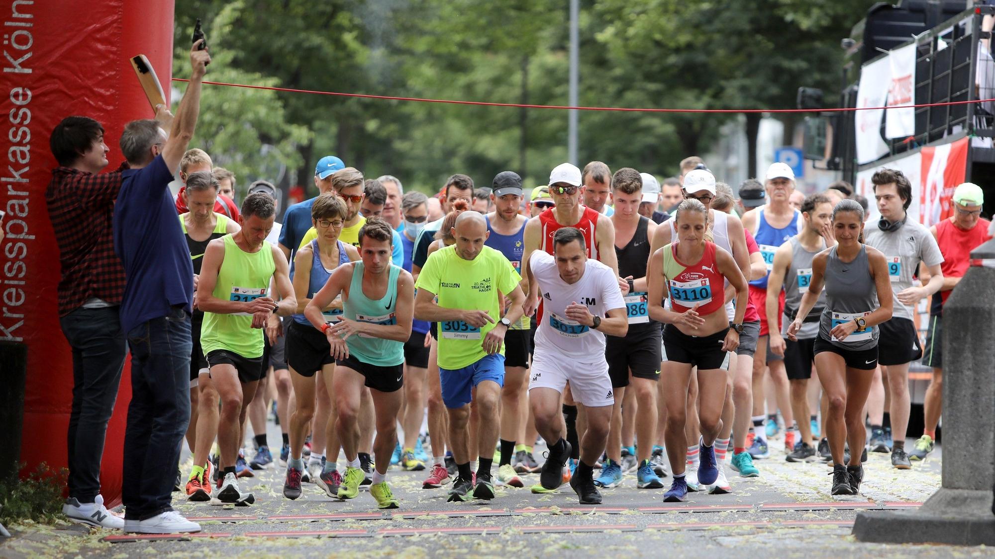 Viele Läufer passieren die Startlinie. (Archivbild)