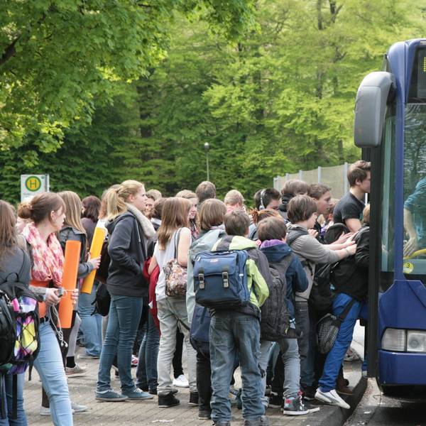 Historische Aufnahme von 2012: Beschulte steigen an der Kürtener Gesamtschule in einen Bus.