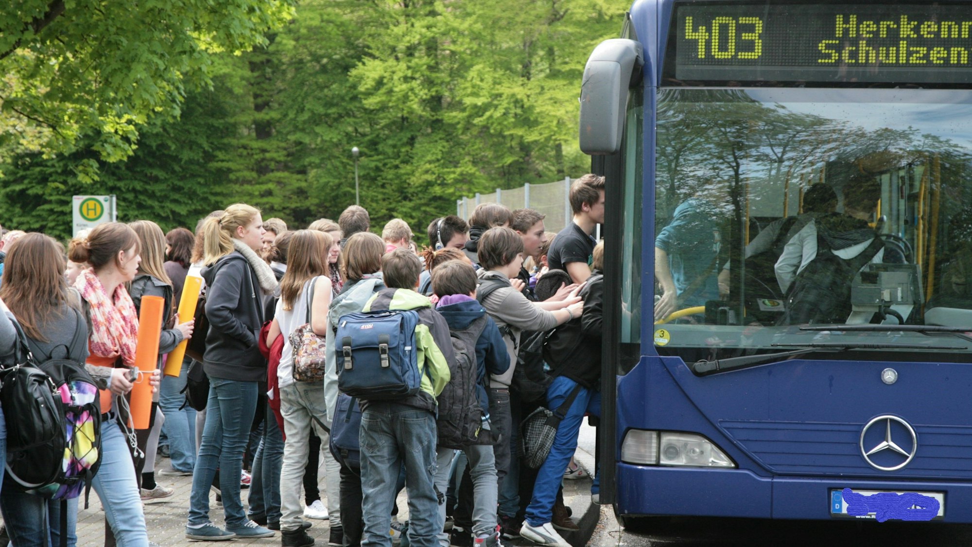 Historische Aufnahme von 2012: Beschulte steigen an der Kürtener Gesamtschule in einen Bus.