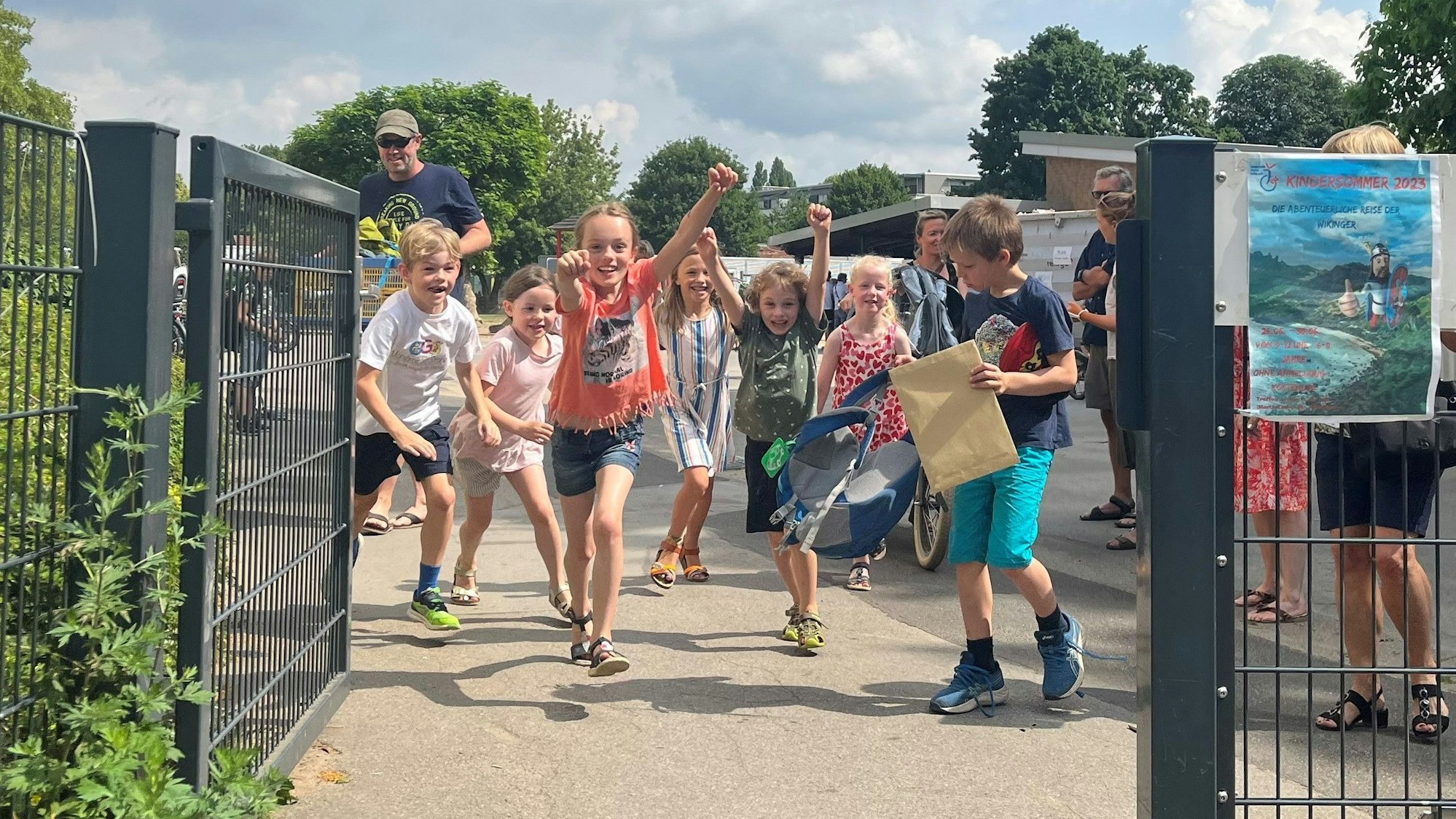 Die Grundschüler freuen sich: Die Ferien sind da!