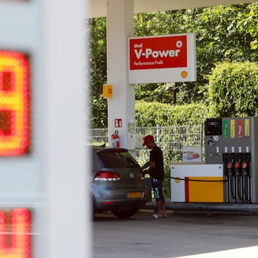Zu sehen ist eine Preistafel an einer Tankstelle.