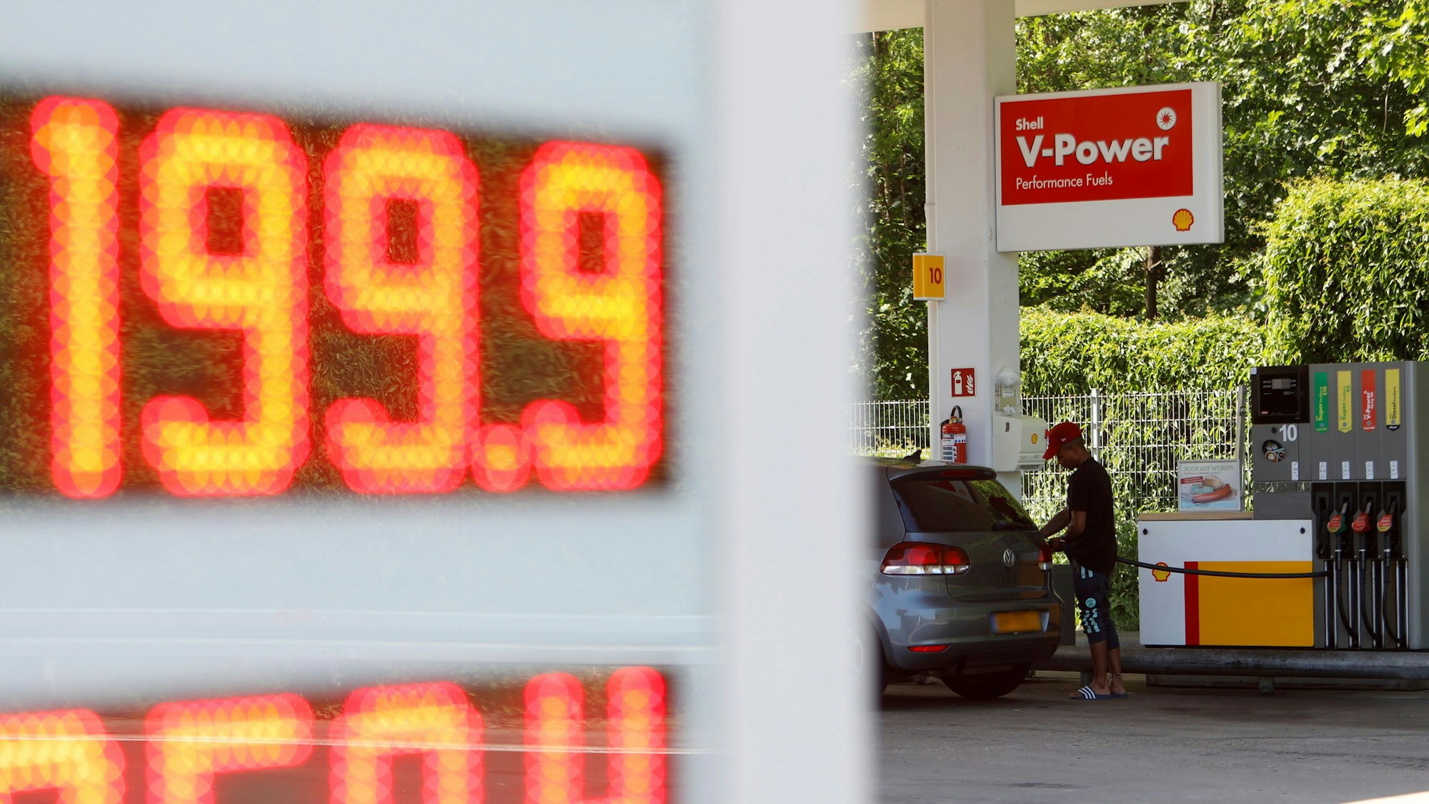 Zu sehen ist eine Preistafel an einer Tankstelle.