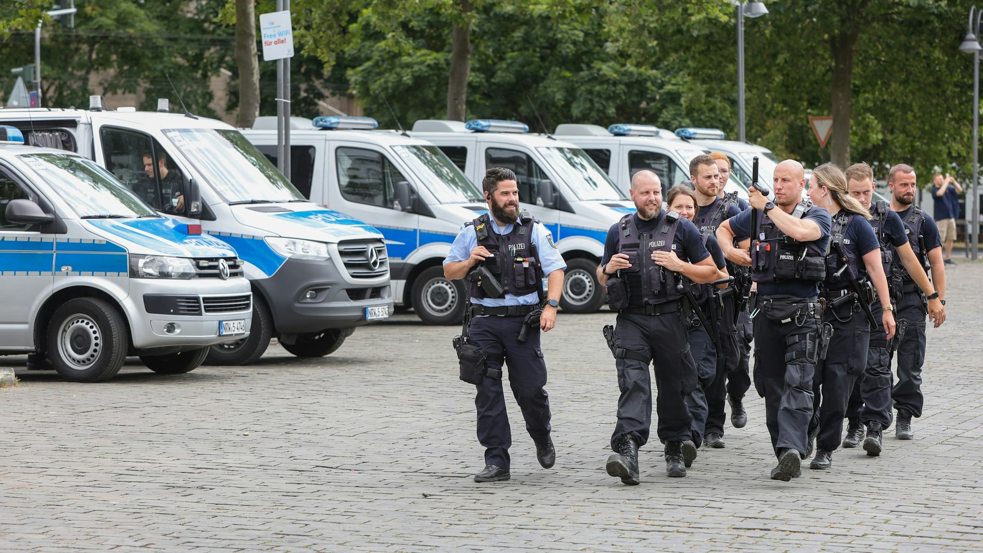 Polizisten laufen bei der Razzia über den Heumarkt.