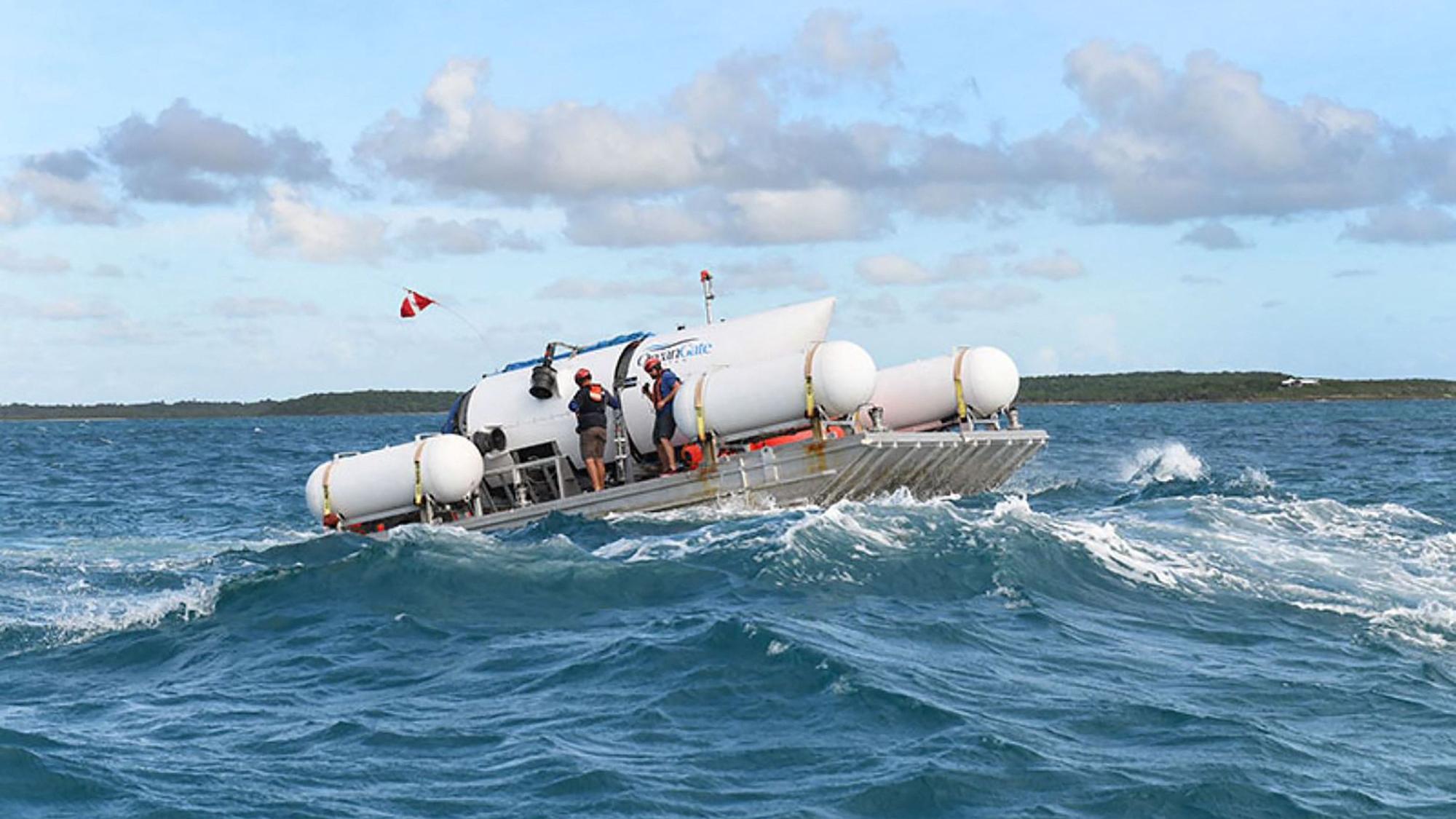 Das Archivbild zeigt das U-Boot „Titan“ an der Wasseroberfläche auf seiner Tauchplattform.