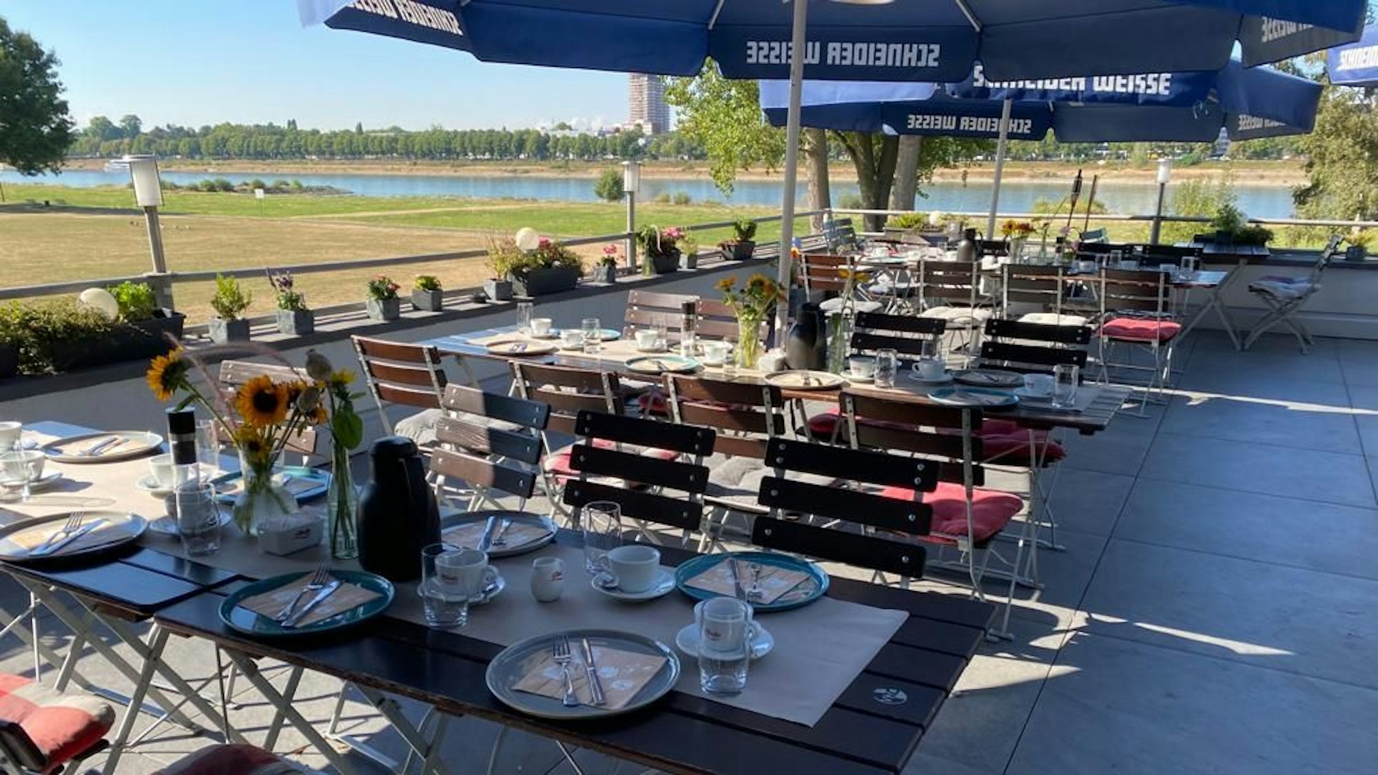 Die Terrasse des RheinLust Restaurants in Köln mit Blick auf den Rhein