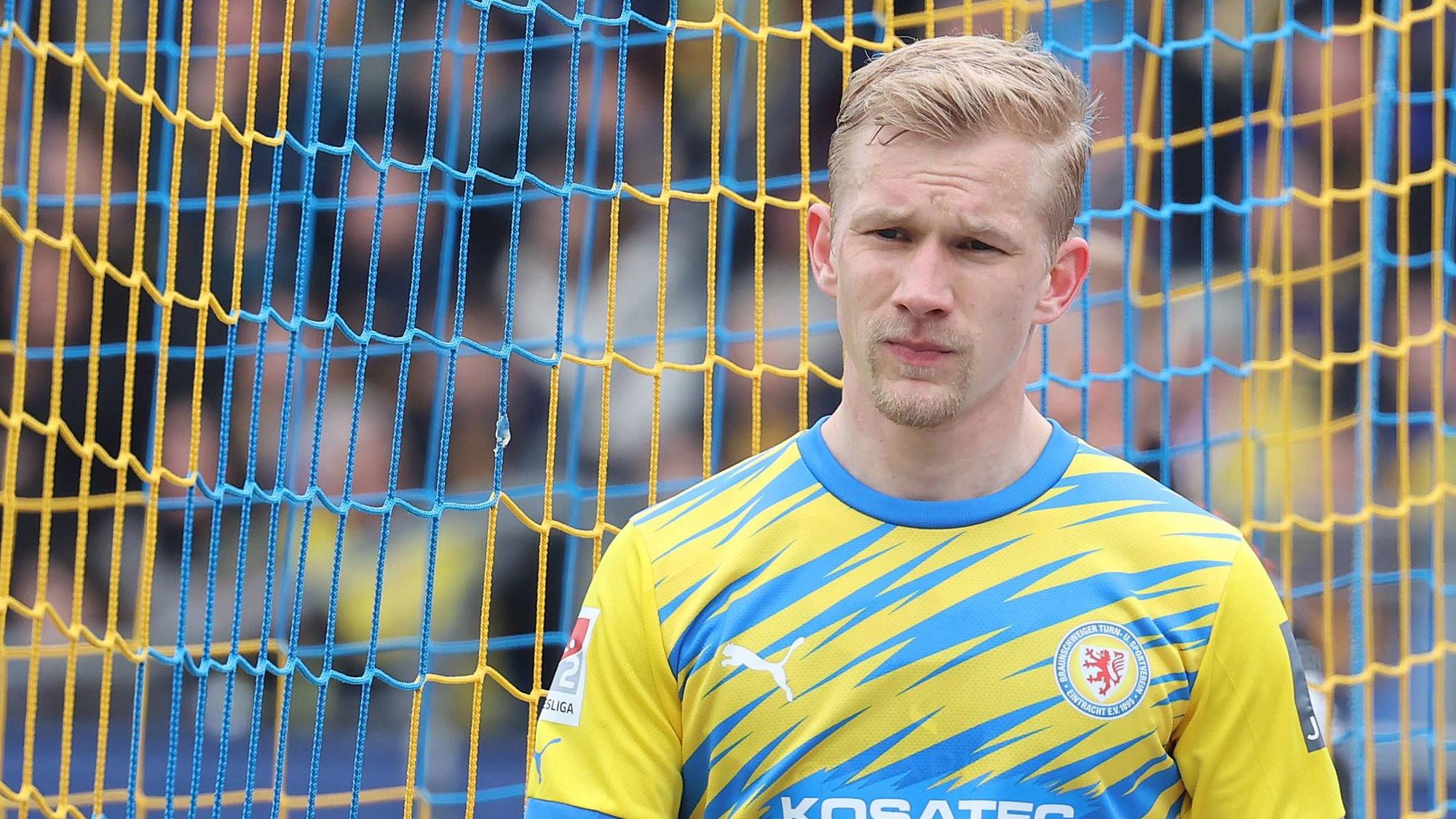 Bryan Henning Eintracht Braunschweig Fussball, Herren, Saison 2022/2023, 2.BL, Eintracht Stadion, Eintracht Braunschweig - SV Sandhausen, 2-1 DFL REGULATIONS PROHIBIT ANY USE OF PHOTOGRAPHS AS IMAGE SEQUENCES AND/OR QUASI-VIDEO. *** Bryan Henning Eintracht Braunschweig football, men, season 2022 2023, 2 BL, Eintracht stadium, Eintracht Braunschweig SV Sandhausen, 2 1 DFL REGULATES PROHIBIT ANY USE OF PHOTOGRAPHS AS IMAGE SEQUENCES AND OR QUASI VIDEO