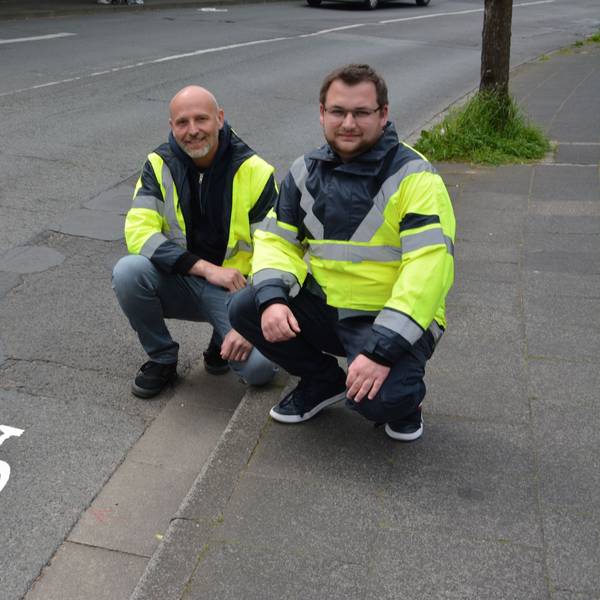 Tobias Siefen von der Unteren Straßenverkehrsbehörde und Tiefbauamtsleiter Martin Jagusch (v.r.) an einem der neuen Piktogramme.