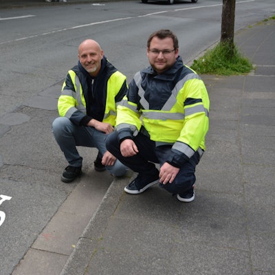 Tobias Siefen von der Unteren Straßenverkehrsbehörde und Tiefbauamtsleiter Martin Jagusch (v.r.) an einem der neuen Piktogramme.