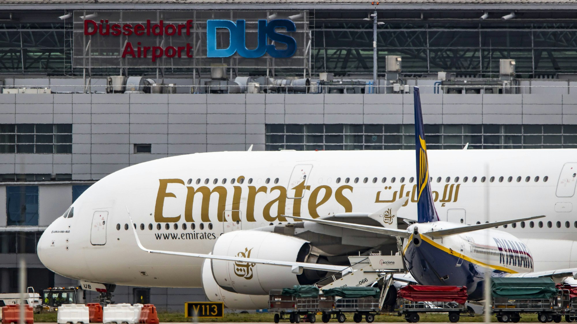 Emirates Airbus A380-800 auf dem Weg zum Terminal in Düsseldorf