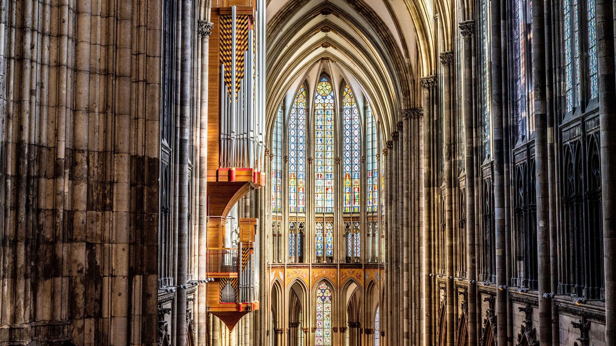 Blick in das gotische Kirchenschiff des Doms.