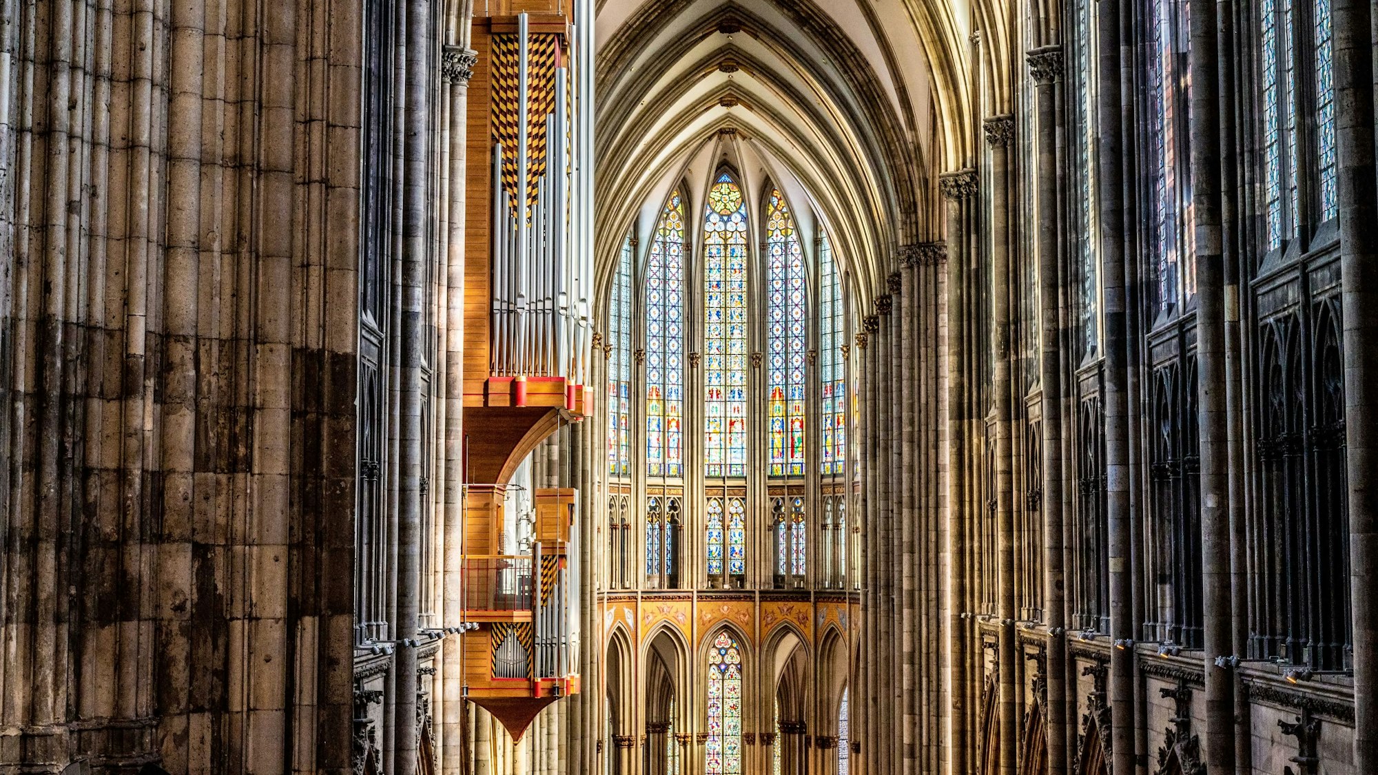 Blick in das gotische Kirchenschiff des Doms.