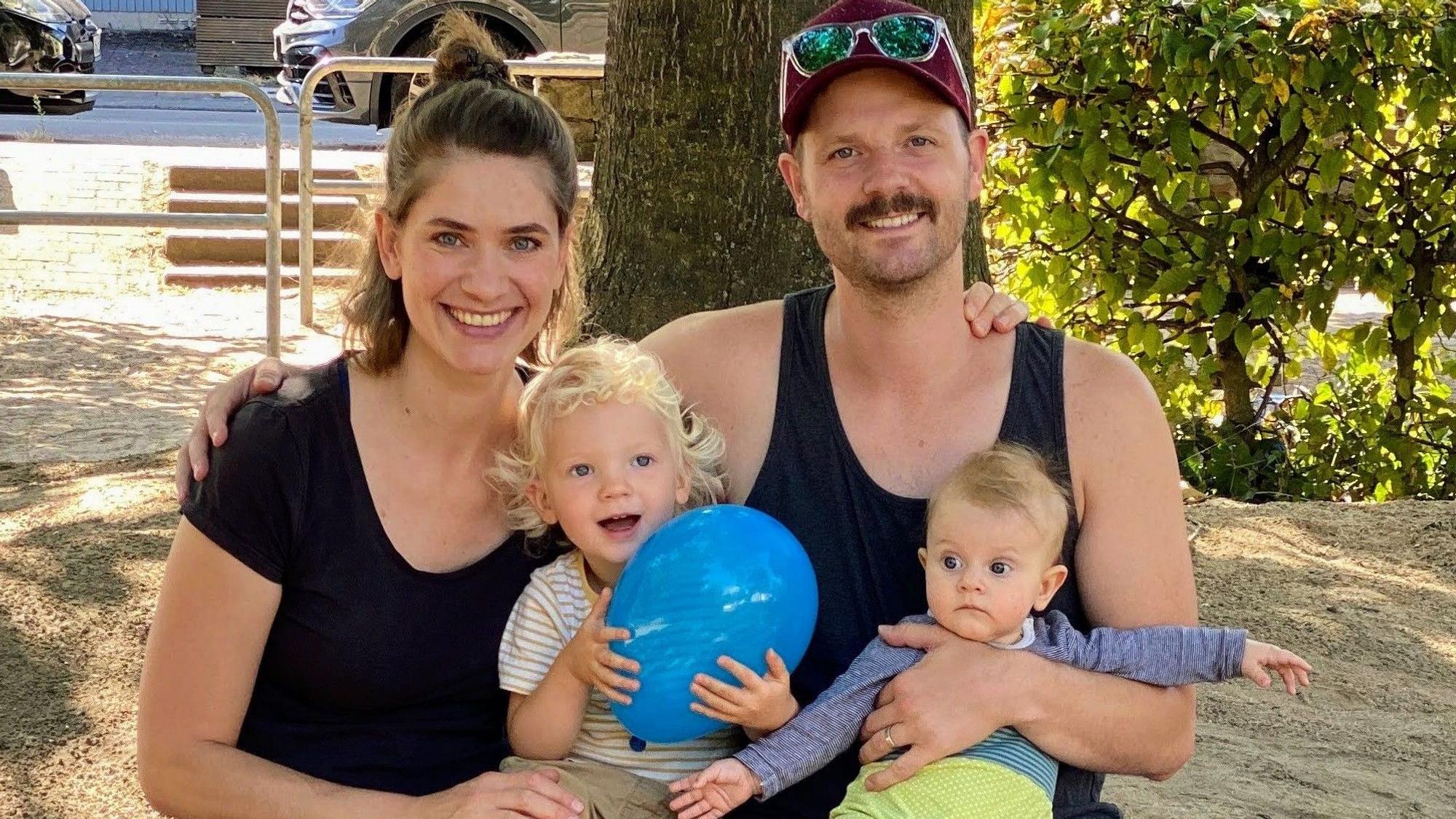 Tobias und Eva Goerlich mit Fiete und Baby Anouk