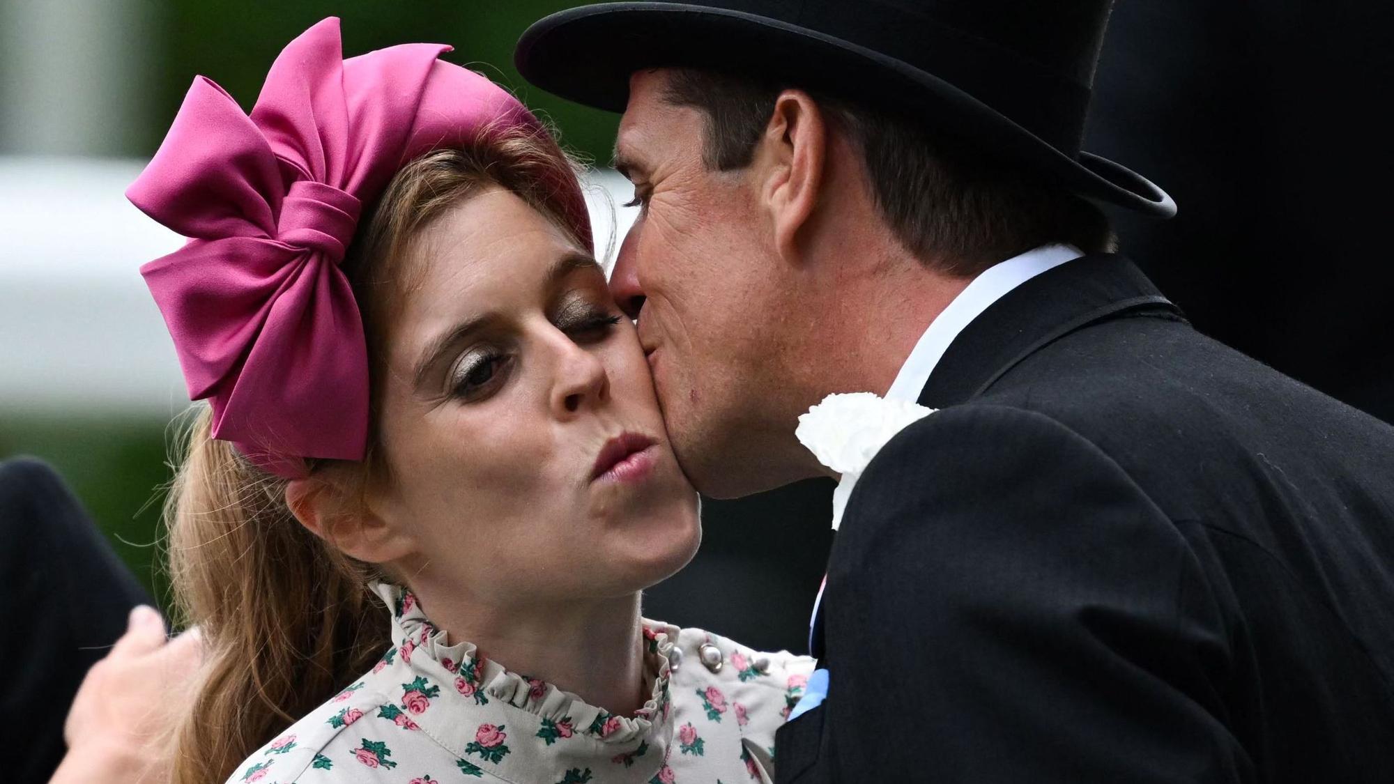 Prinzessin Beatrice von York verteilt ein Küsschen beim Royal Ascot 2023.