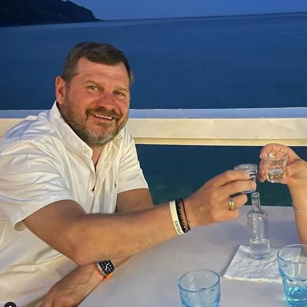 FC-Coach Steffen Baumgart feiert mit seiner Ehefrau Katja ihren Hochzeitstag im Urlaub.