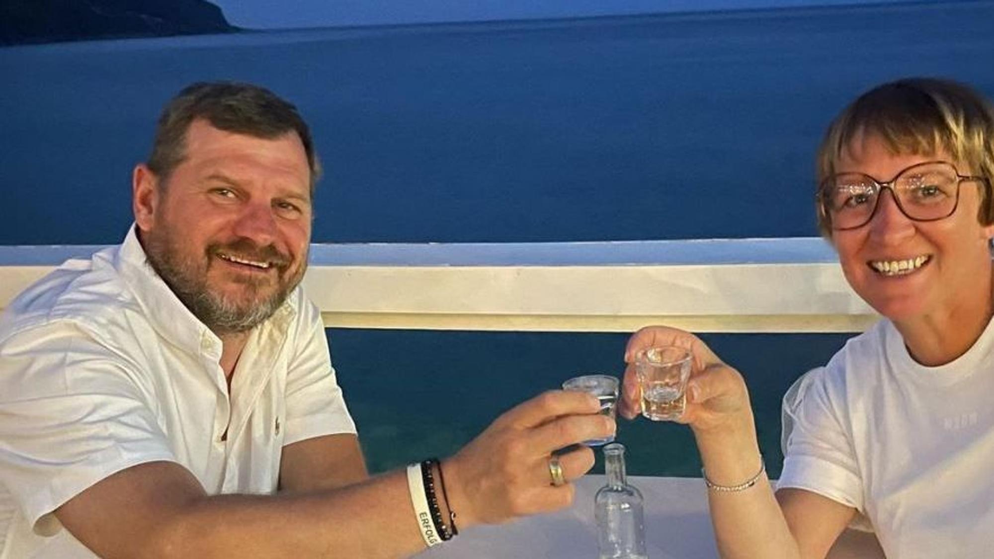 FC-Coach Steffen Baumgart feiert mit seiner Ehefrau Katja ihren Hochzeitstag im Urlaub.