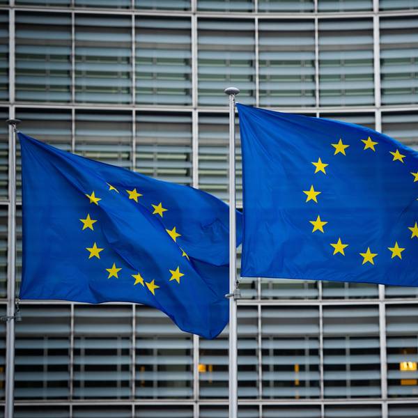 Flaggen der Europäischen Union wehen im Wind vor dem Berlaymont-Gebäude der Europäischen Kommission in Brüssel.