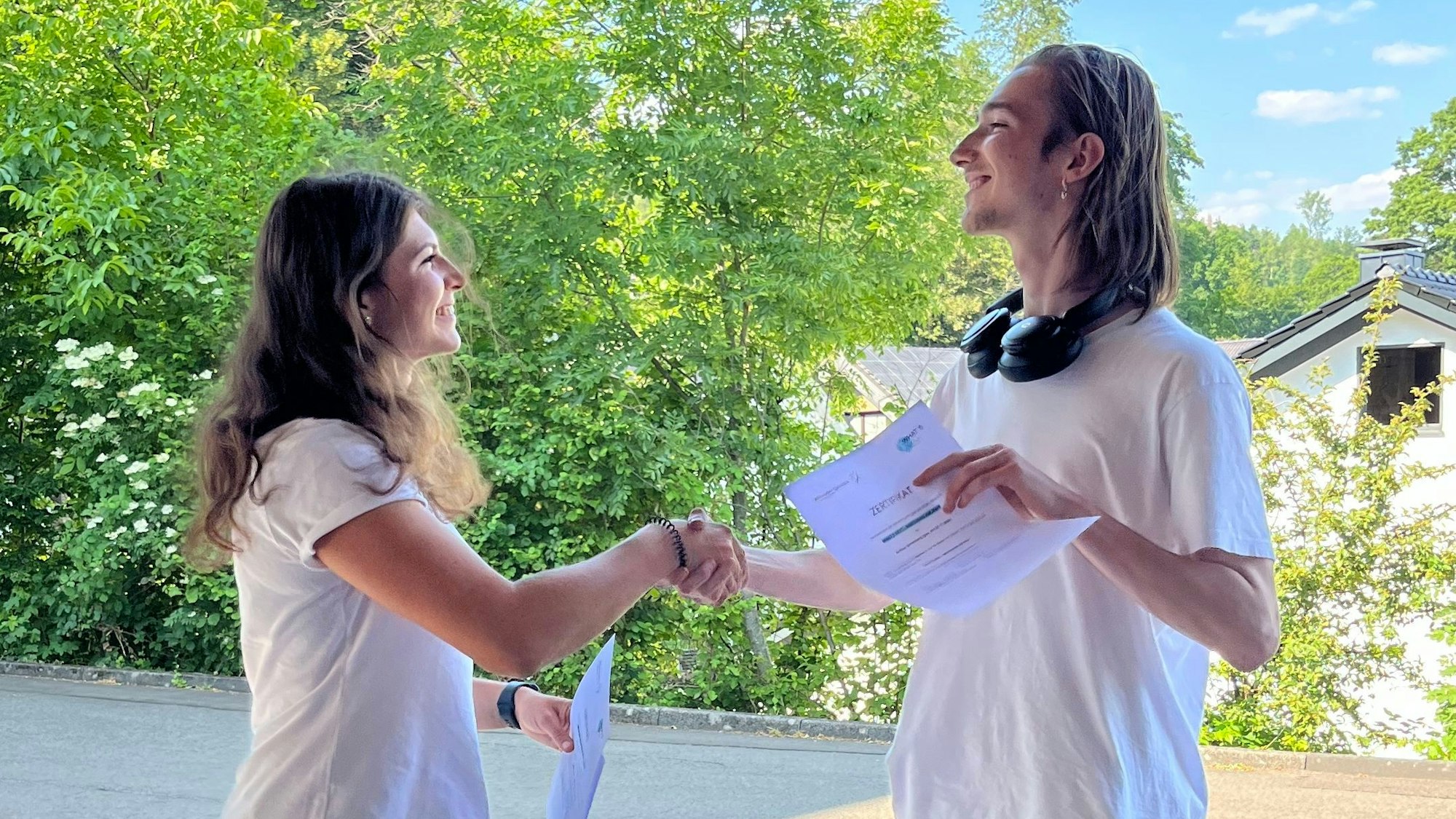 Alina Langenberg, stellvertretende Vorsitzende von „What’s Next“ und Mentorin, überreichte ihrem „Mentee“ Arthur das Zertifikat für die Teilnahme.