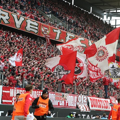 1.FC Köln vs. Borussia Mönchengladbach, 02.04.2023, 26. Spieltag, 15.30 Uhr, Fans auf der Südtribüne (1. FC Köln), Bild: Herbert Bucco