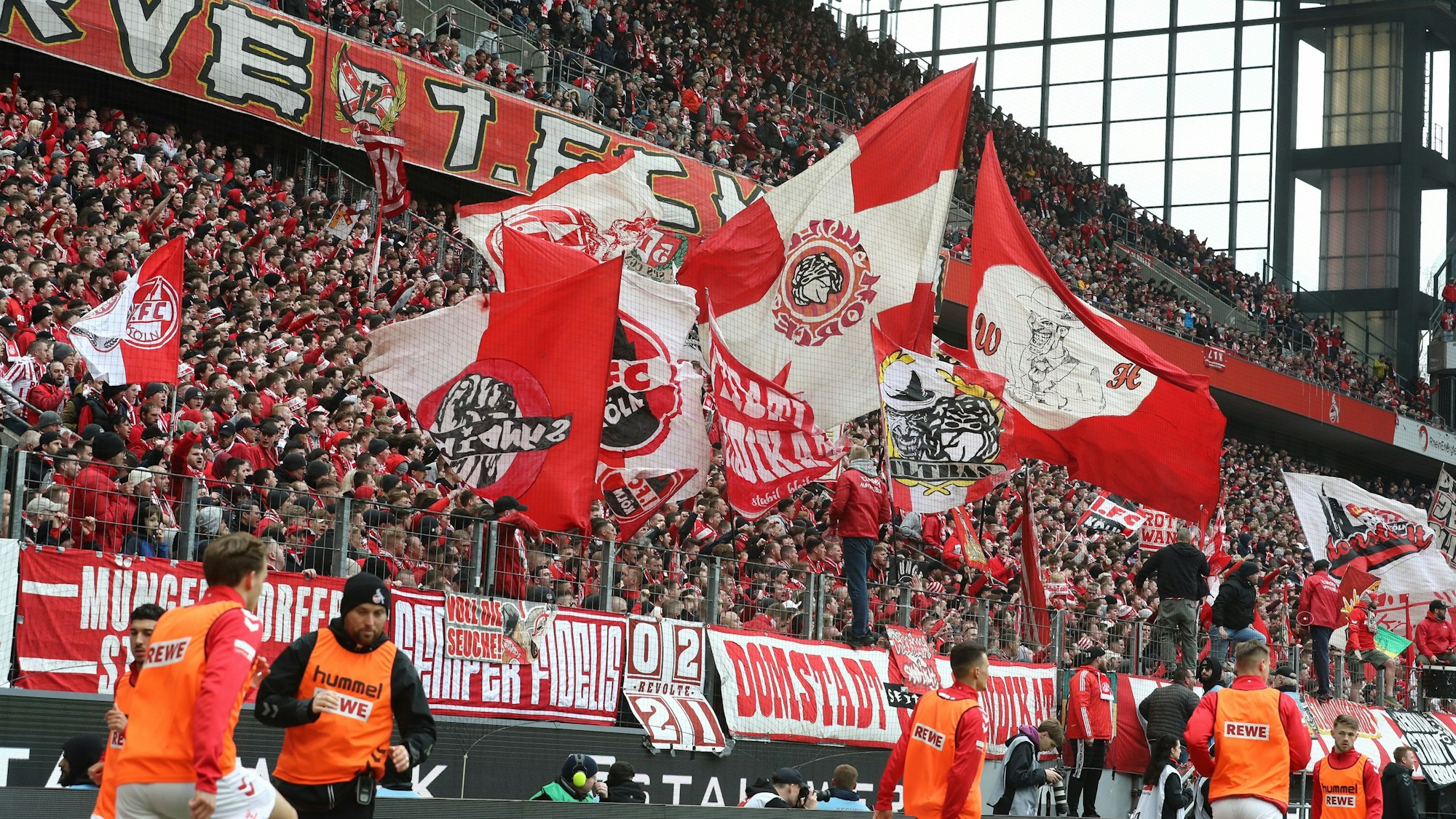 1.FC Köln vs. Borussia Mönchengladbach, 02.04.2023, 26. Spieltag, 15.30 Uhr, Fans auf der Südtribüne (1. FC Köln), Bild: Herbert Bucco