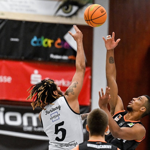 07.01.2023, xpsx, Basketball 2.Bundesliga Pro B, White Wings Hanau - Orange Academy Ulm v.l. Jesse Bubba Furlong White Wings Hanau, Latrell Jamal Großkopf Ulm Hanau Hessen Deutschland DEU *** 07 01 2023, xpsx, Basketball 2 Bundesliga Pro B, White Wings Hanau Orange Academy Ulm v l Jesse Bubba Furlong White Wings Hanau , Latrell Jamal Großkopf Ulm Hanau Hesse Germany DEU