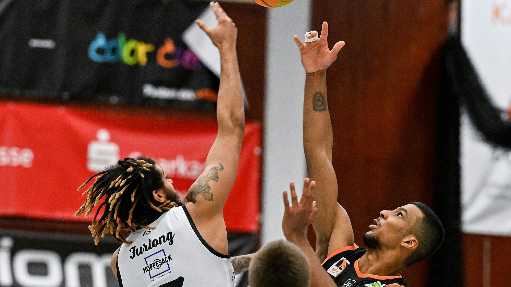 07.01.2023, xpsx, Basketball 2.Bundesliga Pro B, White Wings Hanau - Orange Academy Ulm v.l. Jesse Bubba Furlong White Wings Hanau, Latrell Jamal Großkopf Ulm Hanau Hessen Deutschland DEU *** 07 01 2023, xpsx, Basketball 2 Bundesliga Pro B, White Wings Hanau Orange Academy Ulm v l Jesse Bubba Furlong White Wings Hanau , Latrell Jamal Großkopf Ulm Hanau Hesse Germany DEU