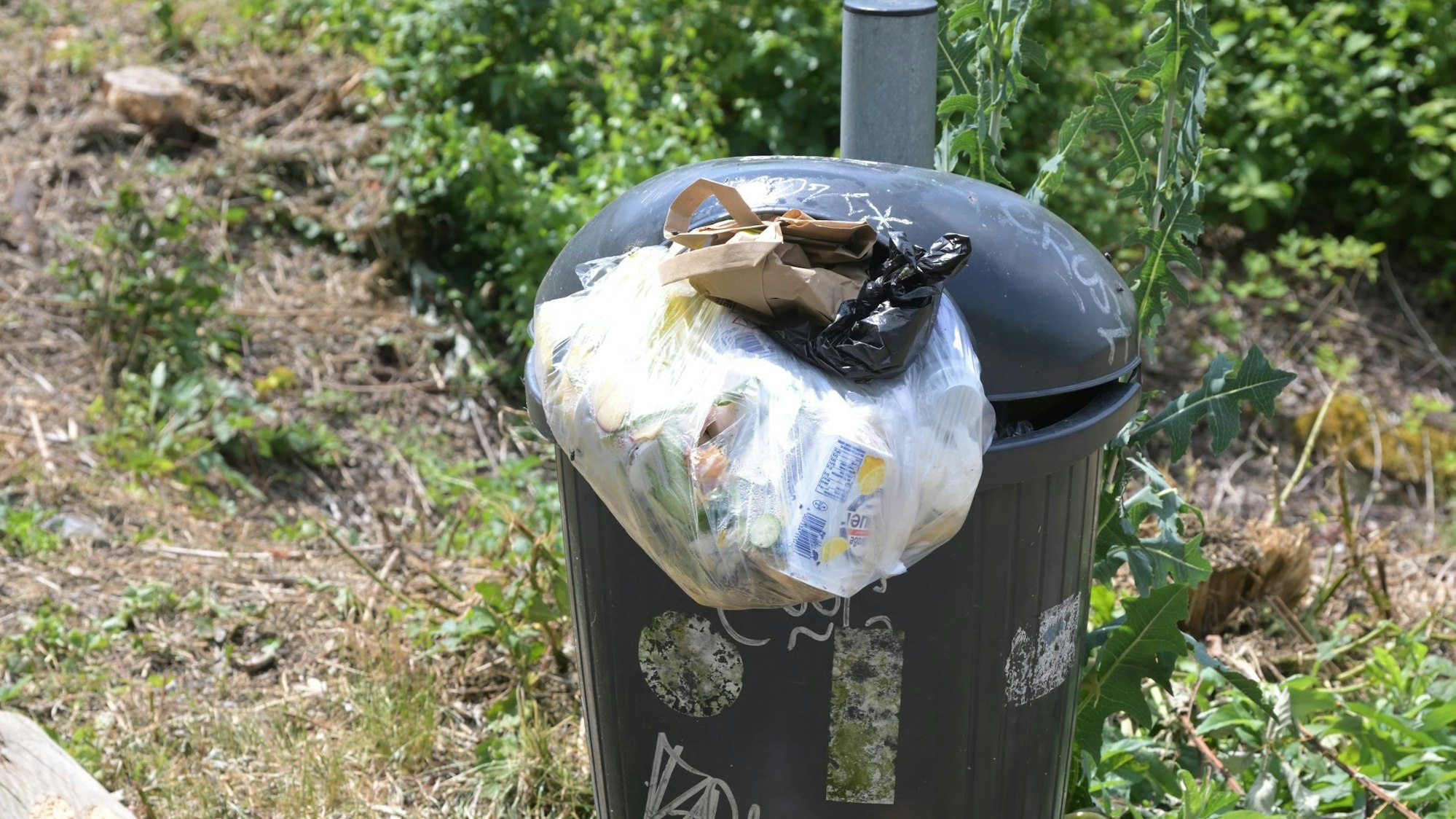 Ein Müll quillt über.