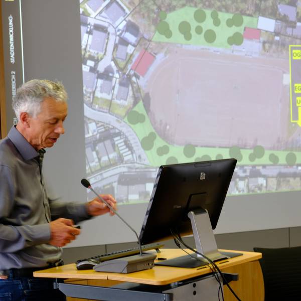 Der Mechernicher Stadtplaner Thomas Schiefer zeigt einen ersten Planungsentwurf für die Bebauung des Eifelstadion-Geländes.