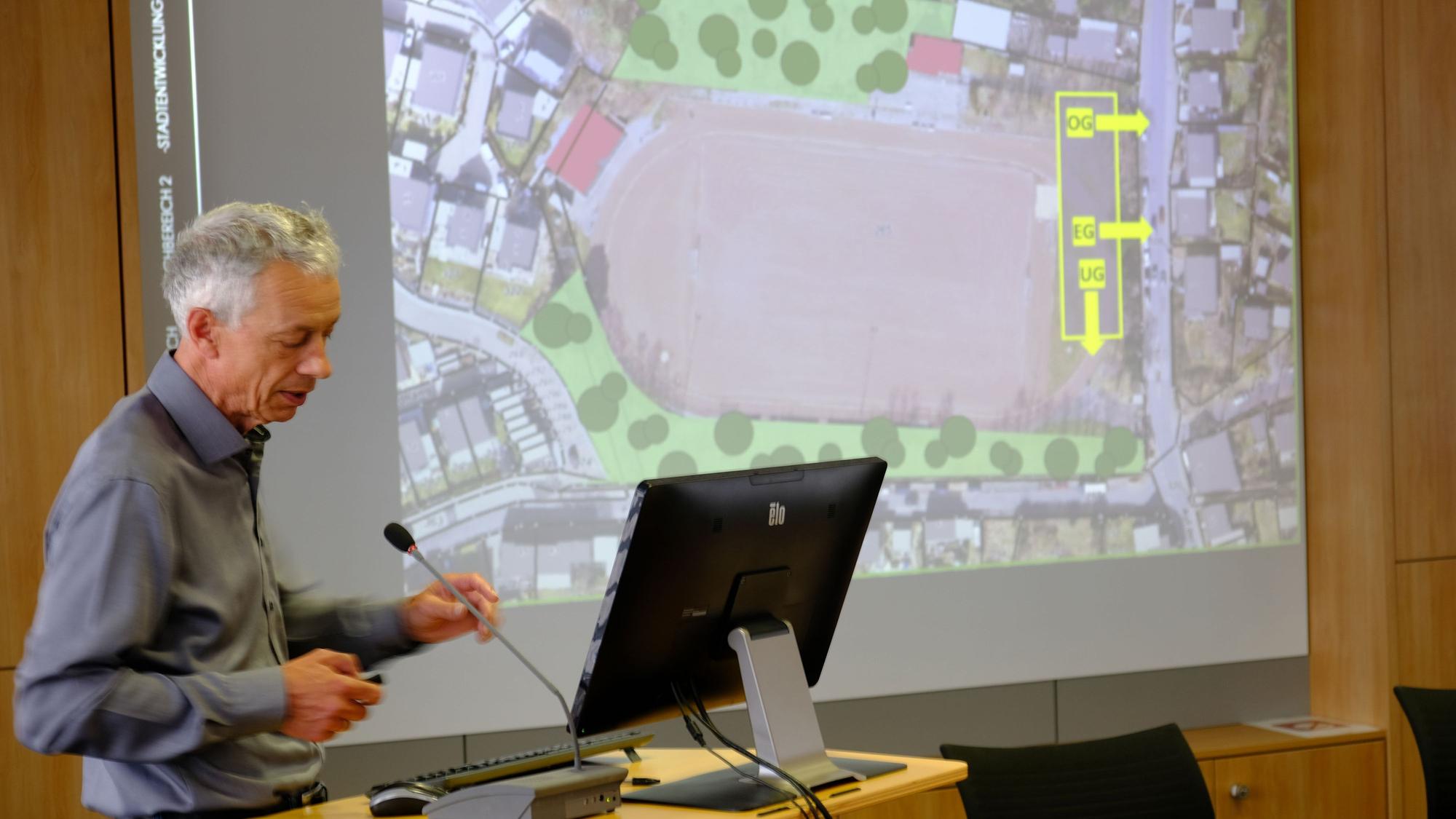 Der Mechernicher Stadtplaner Thomas Schiefer zeigt einen ersten Planungsentwurf für die Bebauung des Eifelstadion-Geländes.