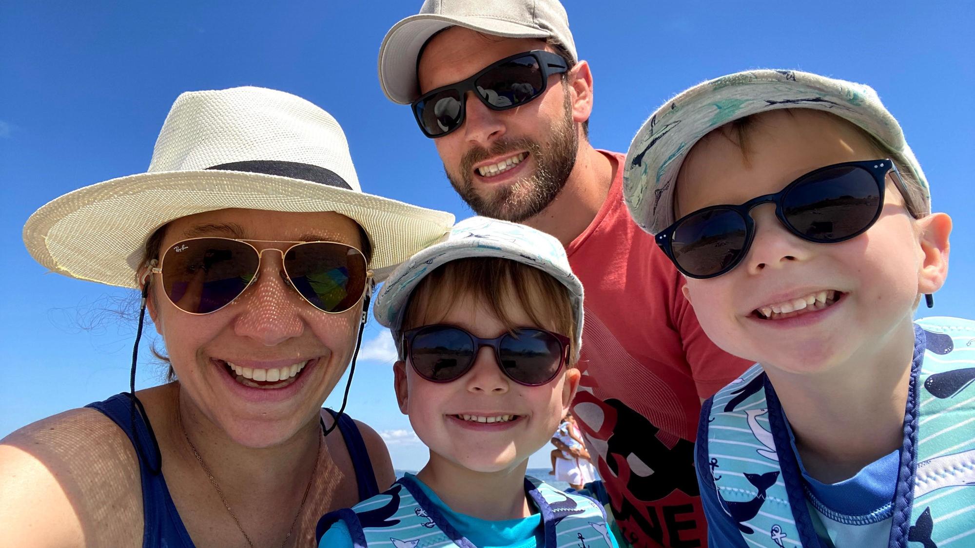 Familie Baum mit ihren beiden Kindern am Strand