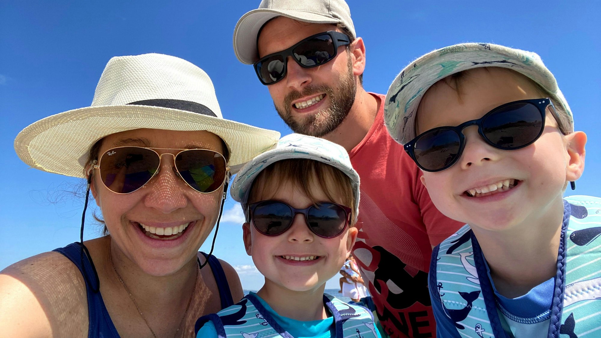 Familie Baum mit ihren beiden Kindern am Strand