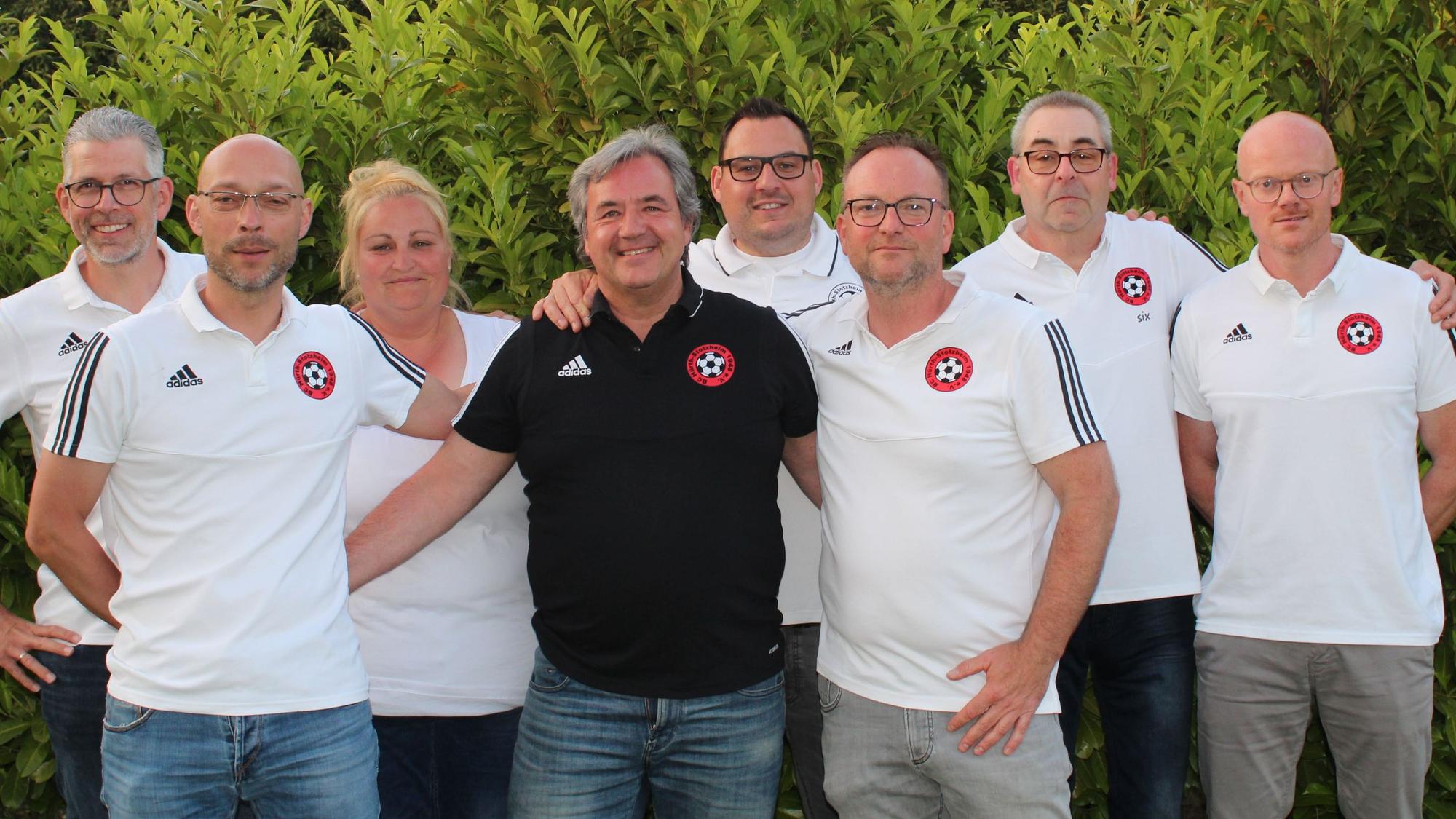 Das Foto zeigt eine Gruppe von Vorstandsmitgliedern des BC Stotzheim
