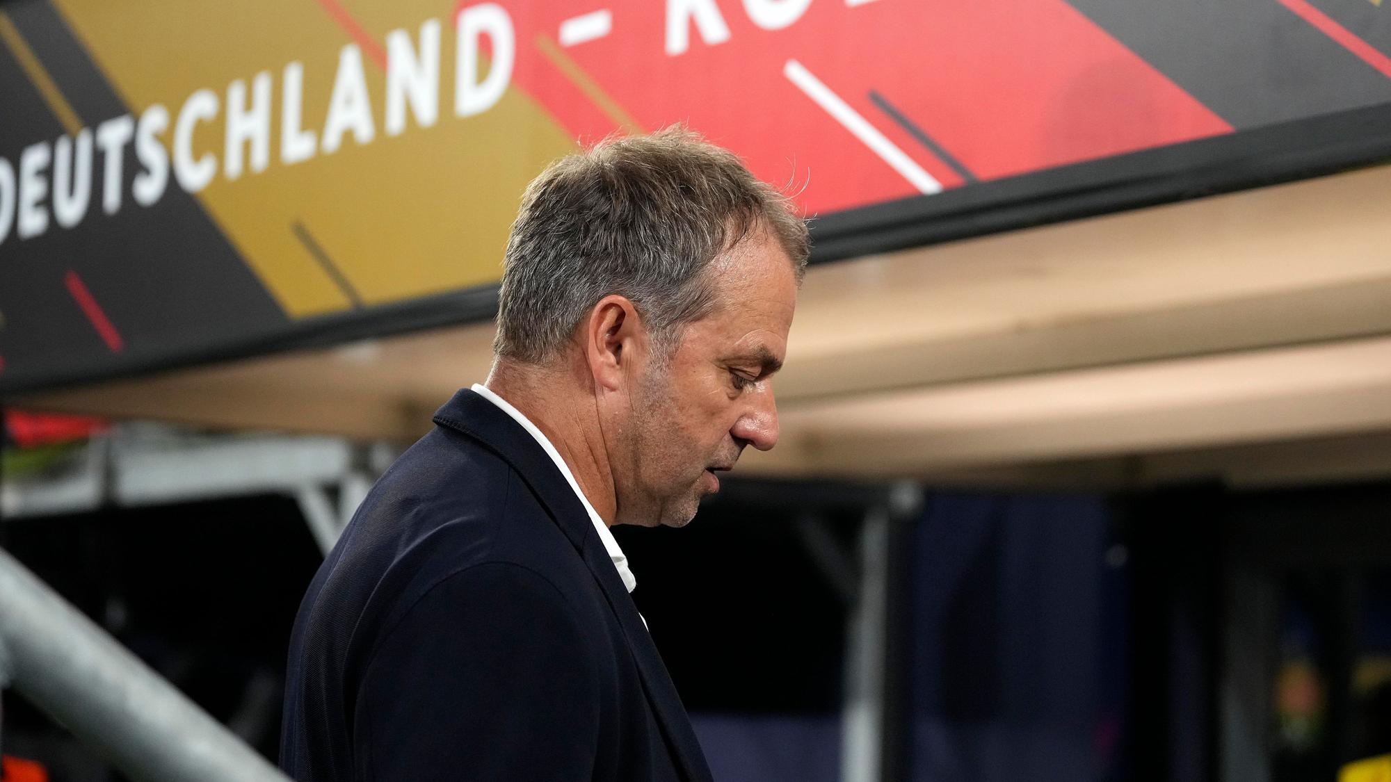Bundestrainer Hansi Flick testet und testet – und kommt mit der DFB-Elf doch nicht weiter. Im Gegenteil.