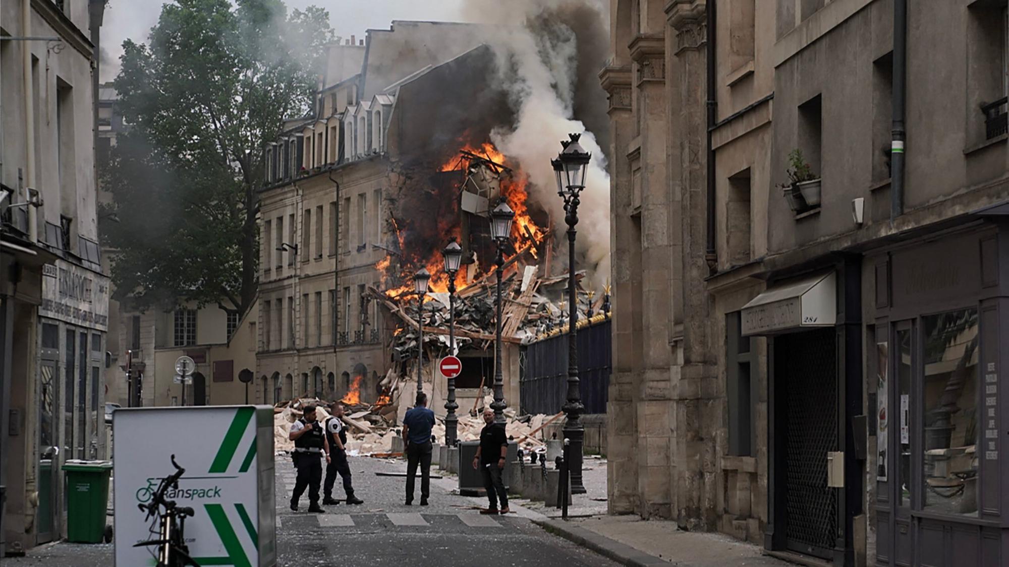 Rauchschwaden aus den Trümmern eines Gebäudes in Paris.