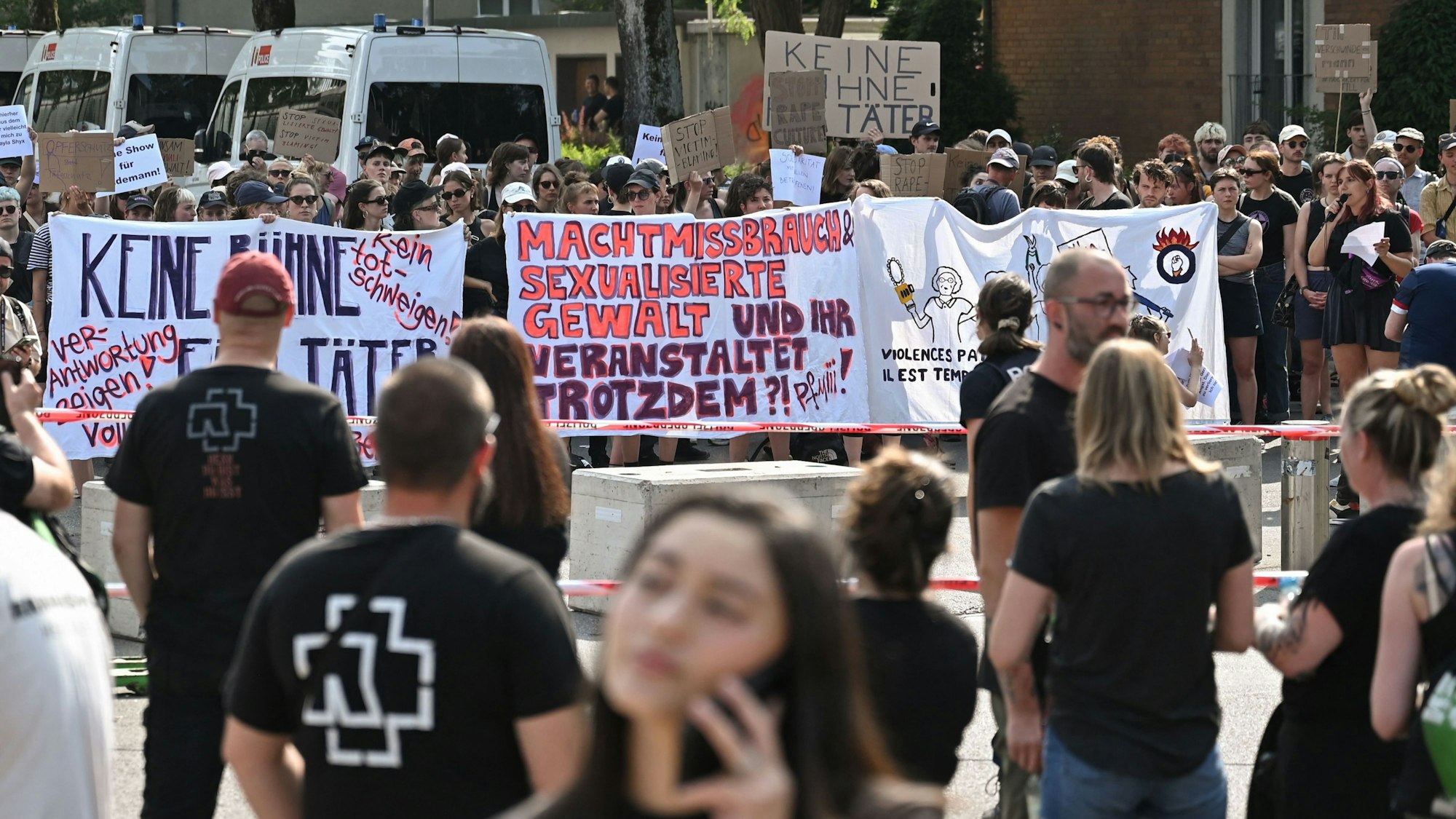 Proteste gegen Till Lindemann und Rammstein: Frauen und Männer demonstrieren am 17. Juni in Bern (Schweiz) gegen das Rammstein-Konzert.