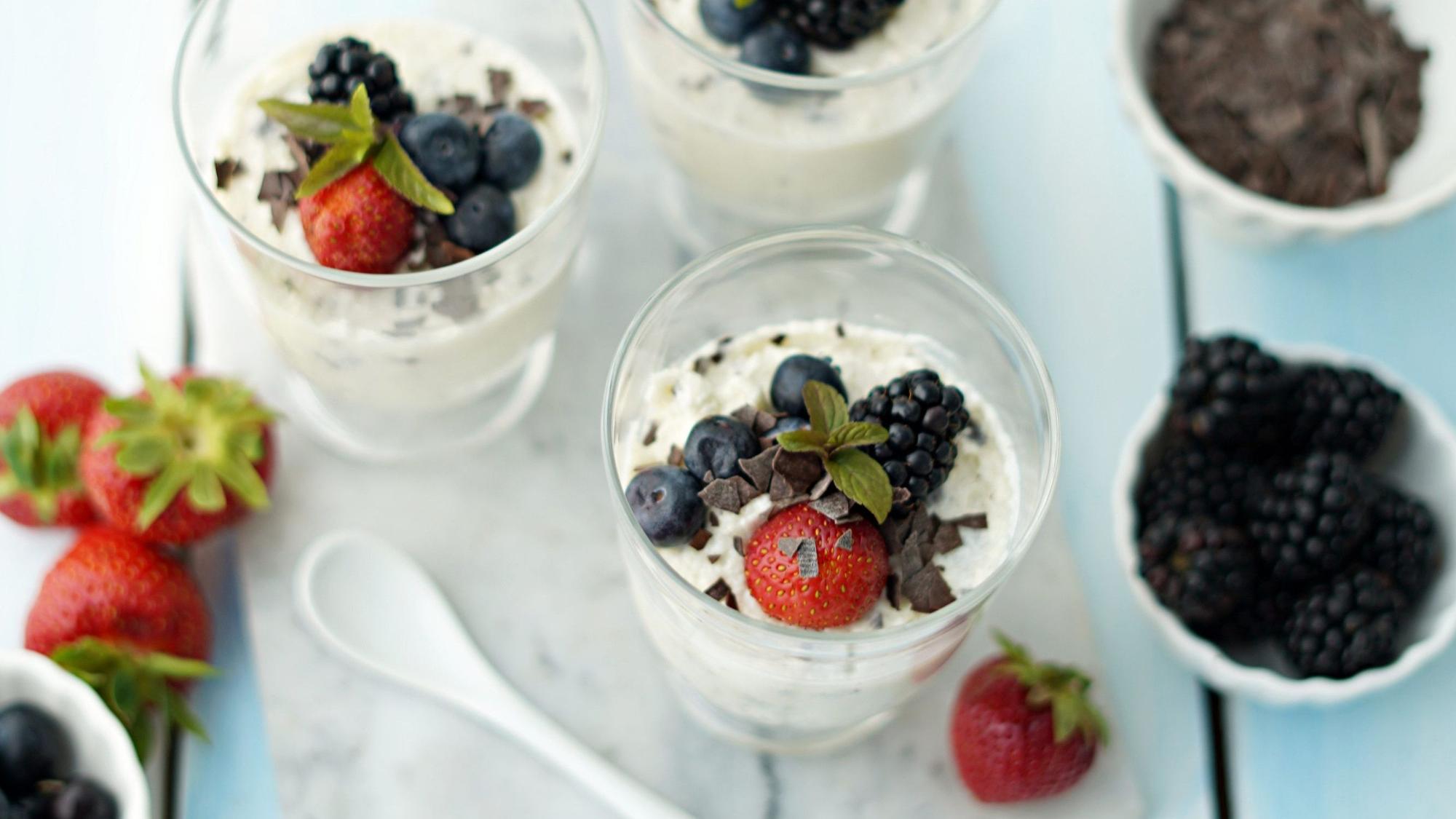 So schmeckt der Sommer aus dem Glas: Kleine Weiße Wölkchen aus Quark und Grießbrei getoppt mit Beeren.