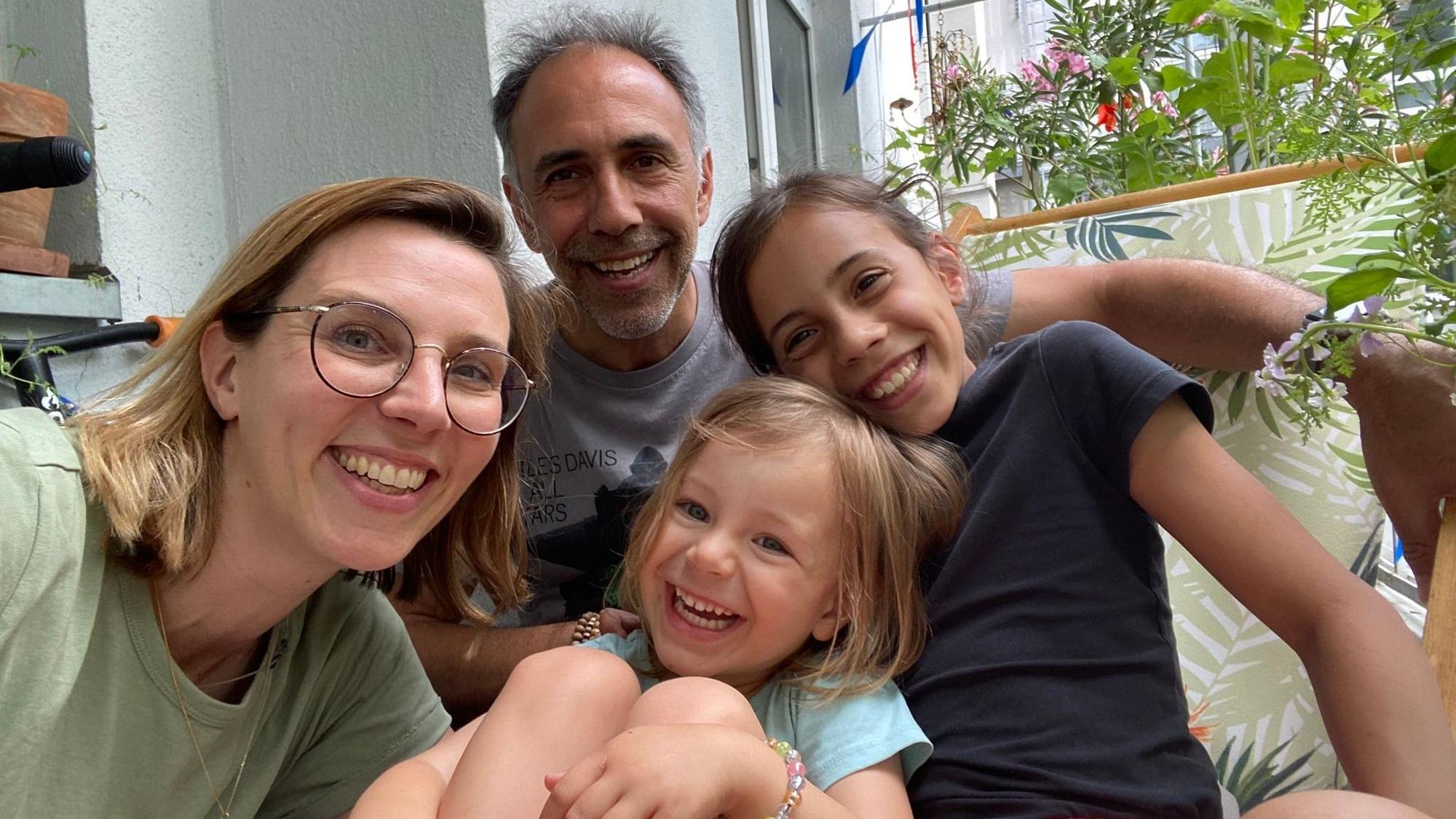 Julia und Salim Lutz mit ihren Töchtern Polly (3) und Lucie (9)