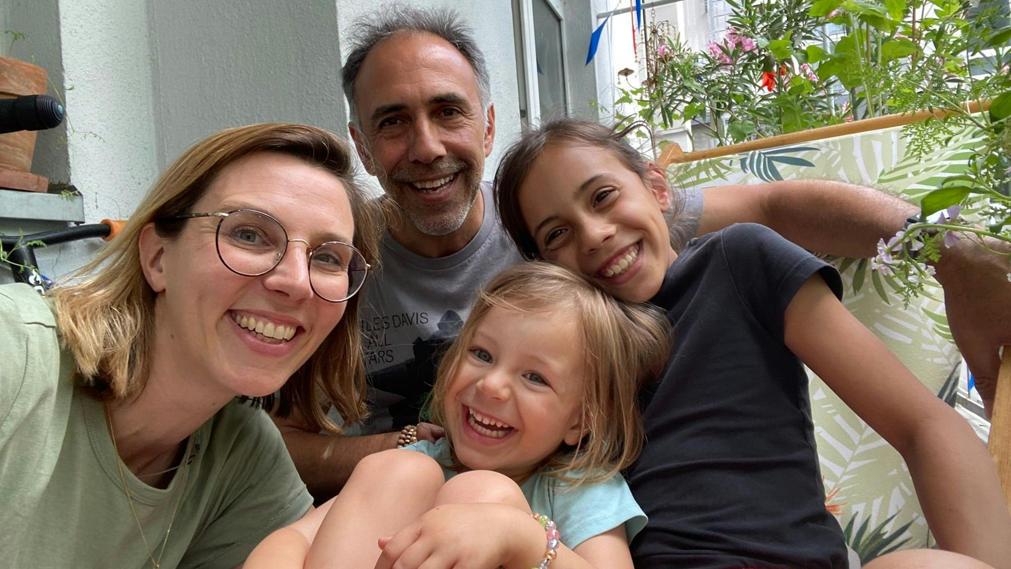 Julia und Salim Lutz mit ihren Töchtern Polly (3) und Lucie (9)